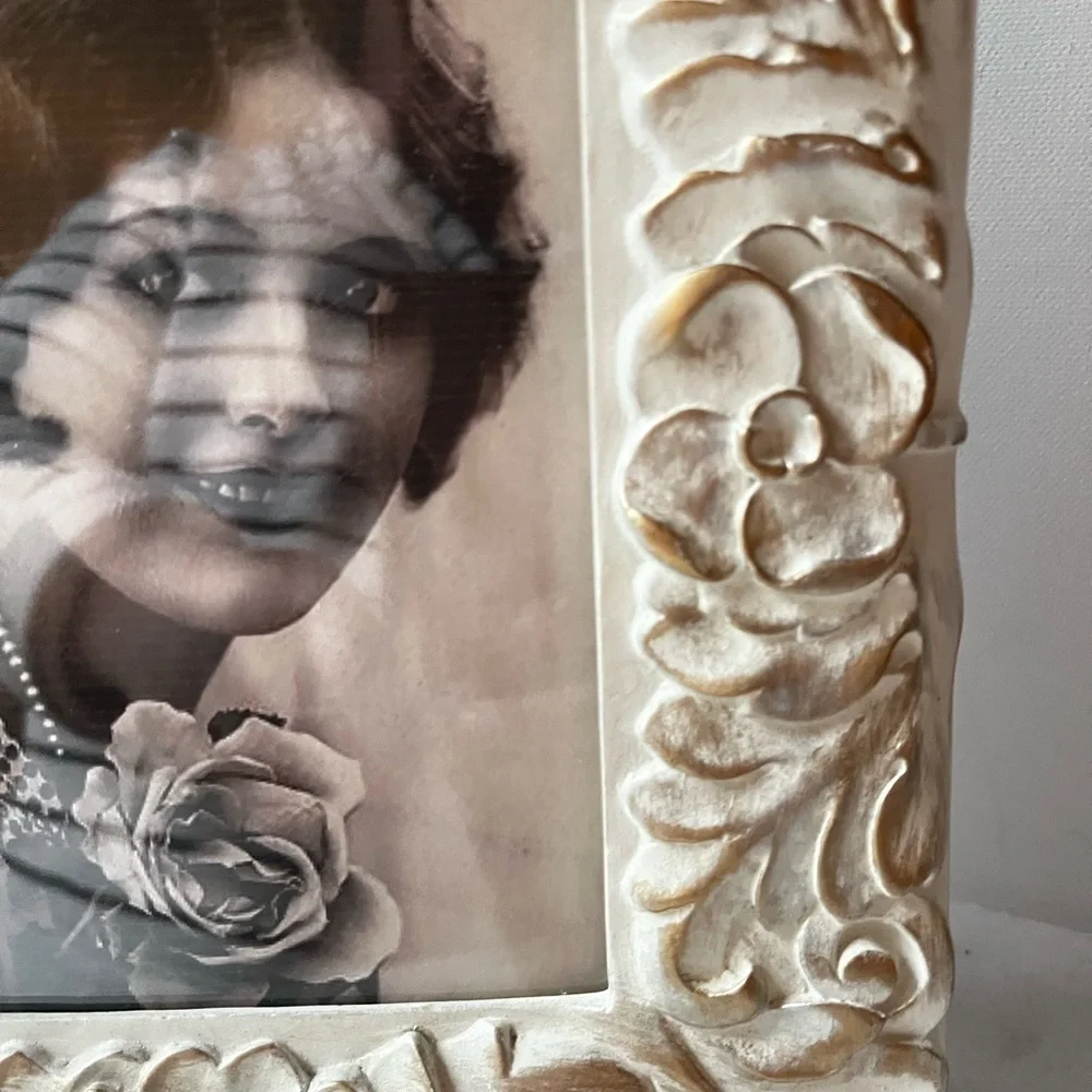 Ornate Cream and Gold Photo Frame for 5”x7” photo